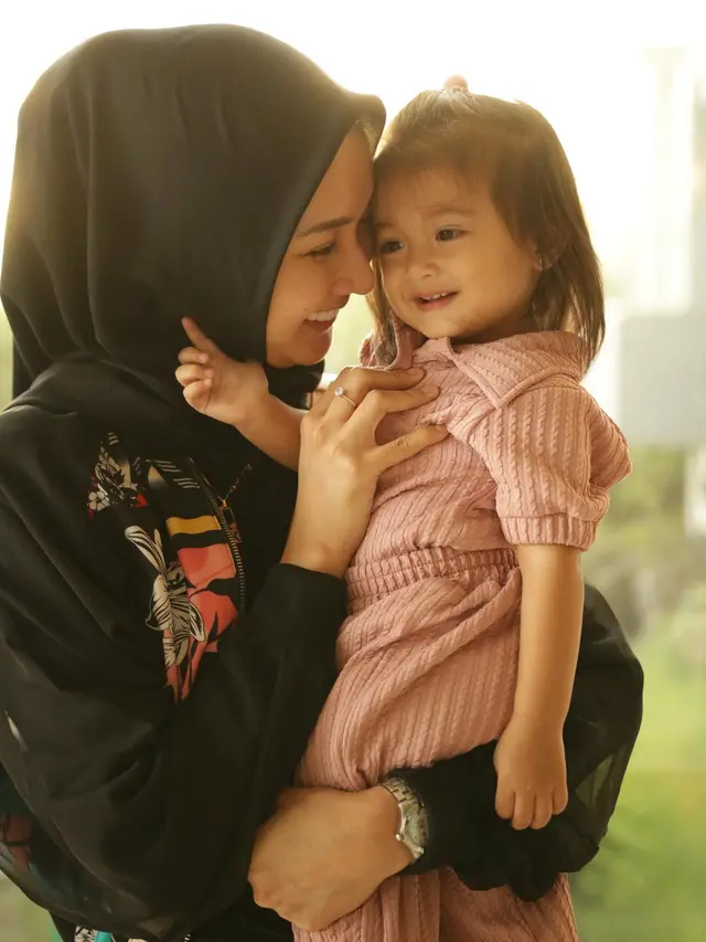 Tampil Berhijab, Ini 7 Potret Terbaru Kevin Liliana Bersama Buah Hati