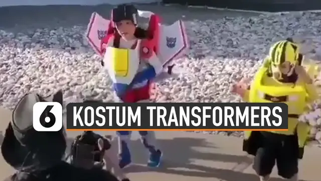 Kostum keren dipakai dan diperagakan oleh tiga bocah ini mirip seperti robot transformers.