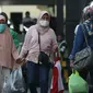 Warga berjalan di kawasan Pasar Blok A Tanah Abang, Jakarta, Selasa (1/9/2020). Angka positivity rate atau persentase kasus positif COVID-19 di Jakarta dalam sepekan terakhir sebesar 9,8 persen, angka ini melebihi standar WHO yang tidak lebih dari 5 persen. (Liputan6.com/Helmi Fithriansyah)