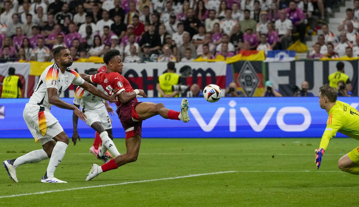 Euro 2024 menjadi debut turnamen mayor bagi Dan Ndoye, sayap kanan Timnas Swiss yang kini bemain di klub Serie A, Bologna. Satu gol yang dilesakkan saat bermain imbang 1-1 dengan Jerman pada matchday ketiga Grup A (23/6/2024) membawanya menjadi pemain termuda kedua Timnas Swiss yang mencetak gol di ajang Euro. Saat itu ia baru berusia 23 tahun, 7 bulan dan 29 hari. (AP Photo/frank Augstein)