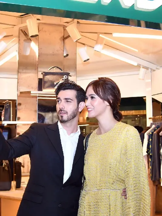 Kedua anak yang masih kecil-kecil itu sering menanyakan keberadaan ayahnya. Model dan pemeran itu bersama anak-anaknya berencana mengunjungi suaminya di RSKO saat lebaran nanti. (Instagram/renata711)