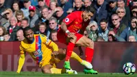 Crystal Palace, Jason Puncheon (kiri) terjatuh saat berduel dengan pemain Liverpool, Roberto Firmino (kanan) pada lanjutan Premier League di Anfield Stadium, Liverpool, (23/4/2017). Liverpool kalah 1-2. (EPA/Peter Powell)