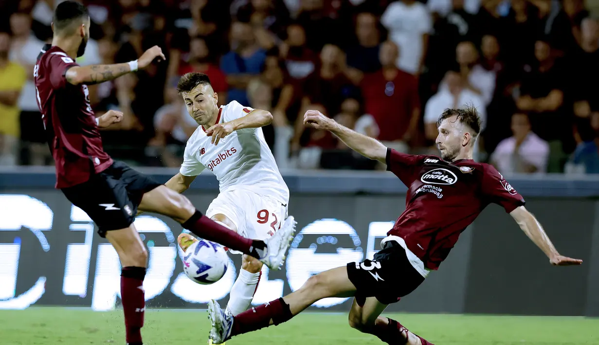 Pemain AS Roma Stephan El Shaarawy (tengah) mengontrol bola saat melawan Salernitana pada pertandingan sepak bola Serie A Italia di Stadion Arechi, Salerno, Italia, 14 Agustus 2022. AS Roma menang 1-0. (Alessandro Garofalo/LaPresse via AP)