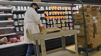 Tampilan daging makan siang diisi ulang di toko grosir di Pittsburgh, Selasa (11/1/2022). Varian Omicron yang sangat menular membuat pekerja sakit, menciptakan kekurangan tenaga kerja yang memengaruhi pengiriman produk dan pengisian kembali rak-rak toko di seluruh negeri. (AP Photo/Gene J. Puskar)