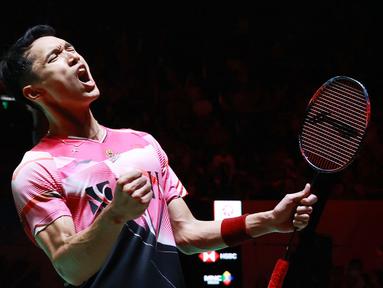 Selebrasi tunggal putra Indonesia, Jonatan Christie setelah menaklukkan wakil China, Shi Yu Qi pada laga semifinal Indonesia Masters 2023 di Istora Senayan, Jakarta, Sabtu (28/1/2023). Jojo melaju ke final lewat pertarungan sengit rubber game 21-13, 15-21, dan 21-19. (Bola.com/M Iqbal Ichsan)