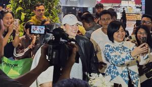 Momen Agnez Mo pulang ke Indonesia disambut fans di bandara. [IG: @agnezmo]