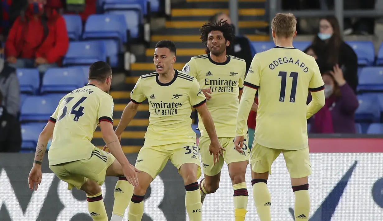 Para pemain Arsenal merayakan gol kedua ke gawang Crystal Palace yang dicetak striker Gabriel Martinelli (tengah) dalam laga lanjutan Liga Inggris 2020/2021 pekan ke-37 di Selhurst Park, London, Rabu (19/5/2021). Arsenal menang 3-1 atas Crystal Palace. (AP/Frank Augstein/Pool)