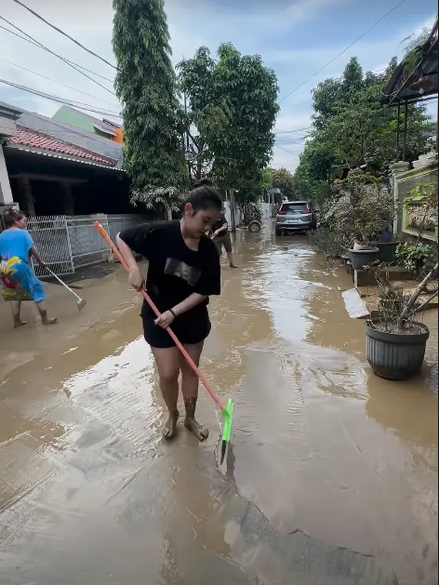 6 Potret Ziva Magnolya Ikut Bantu Bersihkan Lumpur Pasca Banjir, Rumahnya Tidak Terdampak