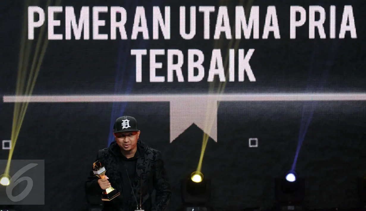 Anggy Umbara mewakili Abimana Aryasatya (Warkop DKI Reborn: Jangkrik Boss! Part 1) yang terpilih menjadi Pemeran Utama Pria Terbaik pada Indonesian Box Office Movie Awards 2017 di Studio 6 Emtek City Jakarta, Rabu (29/3). (Liputan6.com/Helmi Fithriansyah)
