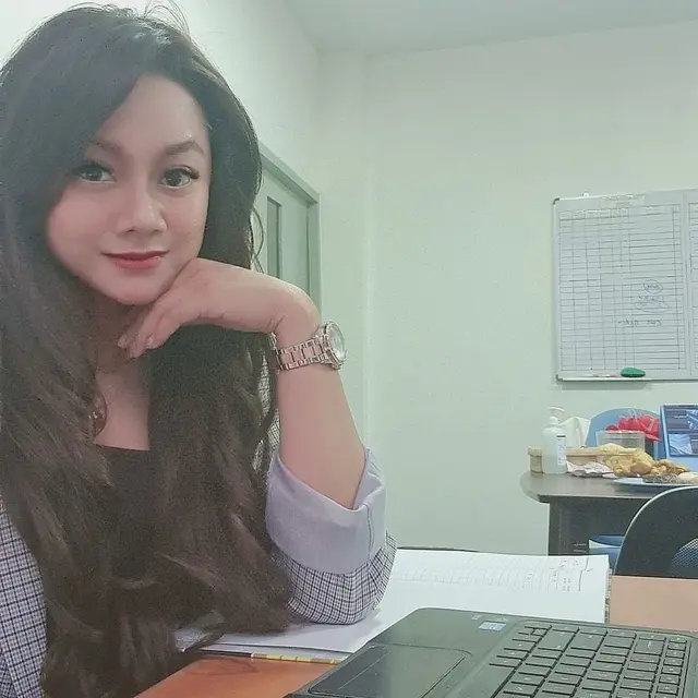 7 Potret Wenty Eri, Tunangan Baru Komedian Adul dengan Gaya Kasual