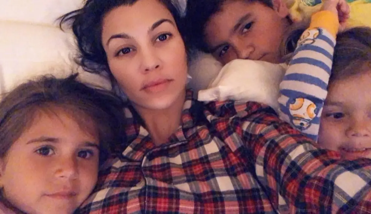 Sementara itu Kourtney Kardashian bersama dengan anaknya, yakni, Mason dan Reign Disick. (instagram/kourtneykardash)