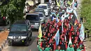 Gerakan Buruh Indonesia-Komite Aksi Upah (GBI-KAU) melakukan aksi long march menuju Tugu Proklamasi, Jakarta, Jumat (20/11). Aksi ini bagian dari jalan kaki Bandung-Jakarta menolak PP 78 th 2015 tentang pengupahan. (Liputan6..com/Immanuel Antonius)