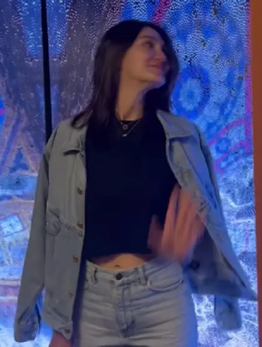 Di sini, Luna Maya memadukan atasan kaus hitam dengan celana jeans. Kemudian ia menyempurnakan penampilannya dengan jaket denim yagn serasi. [Foto: Instagram/lunamaya]