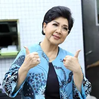 Titiek Puspa yang sudah berusia lanjut memilih menggunakan popok untuk membantunya yang mengalami sering buang air kecil (inkontinensia) sehingga seseorang tidak bisa menahan buang air  (Nurwahyunan/Bintang.com)
