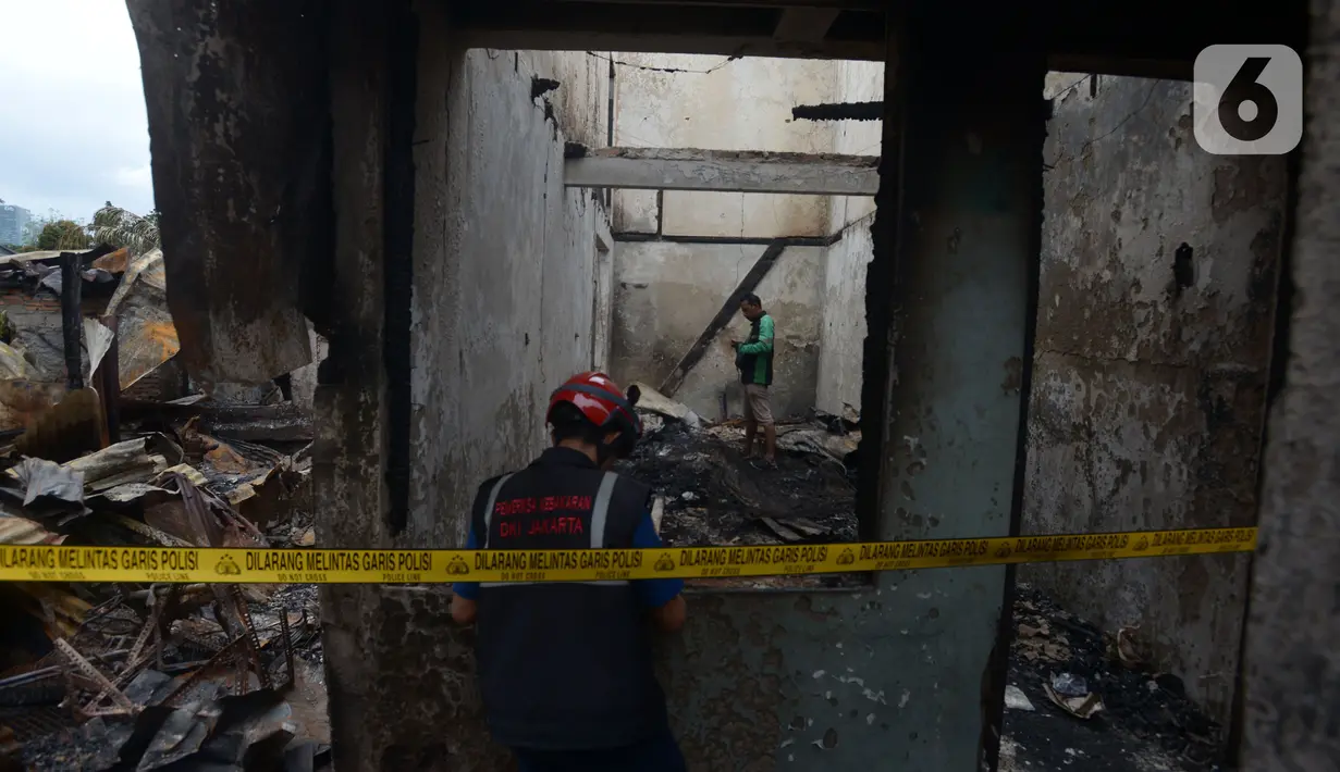 Kondisi rumah korban kebakaran di Jalan Bangka Buntu I, Kelurahan Bangka, Mampang Prapatan, Jakarta Selatan, Selasa (27/12/2022). Luas area yang terbakar mencapai 5000 meter persegi hingga menyebabkan 543 jiwa dari 179 kepala keluarga (KK) terkena dampak. (merdeka.com/Imam Buhori)
