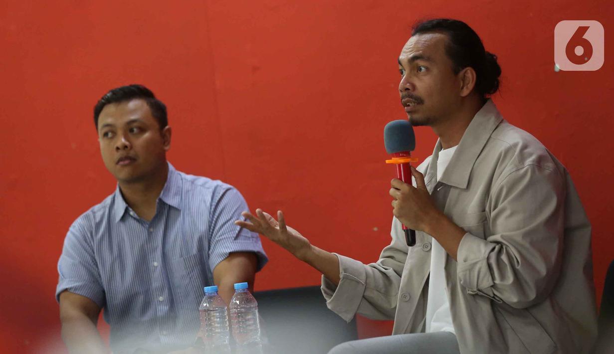 Roky Marcelino menekankan peran visual dalam membangun emosi dan keterlibatan audiens, sehingga diharapkan pesan yang ingin disampaikan menjadi lebih kuat dan berkesan. Tampak dalam foto, Program Director KapanLagi Youniverse, Roky Marcelino (kanan), saat memberi materi dengan tema “The Power of Visual Storytelling in Digital Journalism,” dalam program Liputan6 Connect di Aula Lantai 3 Kampus Trisakti School of Multimedia, Jakarta Timur, pada Kamis 2 April 2026. (Liputan6.com/Helmi Fithriansyah)