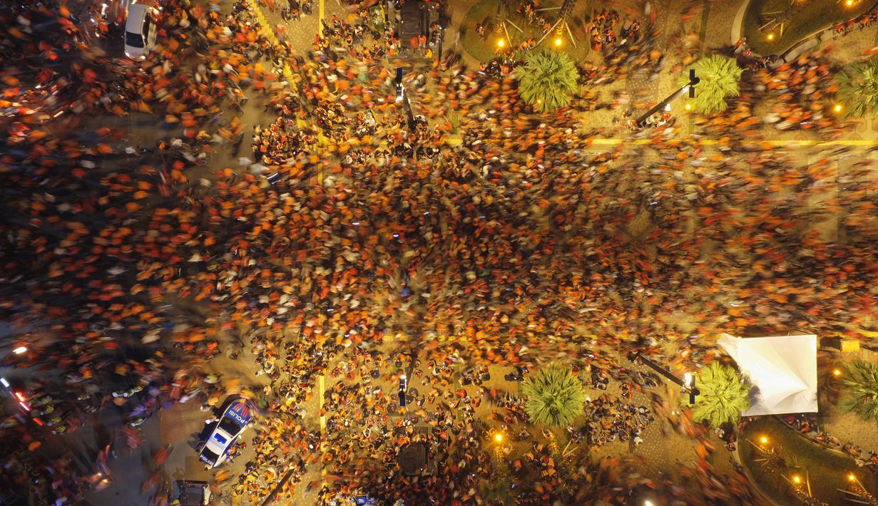 Suasana suporter Persija Jakarta, The Jakmania, saat memadati area Senayan, Jakarta, Minggu (9/12). Persija melakoni laga terakhir Liga 1 melawan Mitra Kukar. (Bola.com/Muhammad Husni)