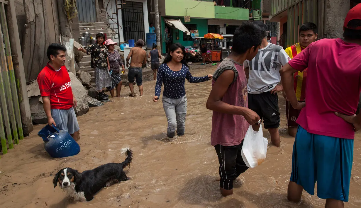 Kawasan di Lima yang terkena banjir akibat meluapnya sungai Huaycoloro, Peru, Kamis (16/3). Akibatnya banjir ini telah ada 62 orang tewas, 11 hilang, dan lebih dari 62.000 jiwa lainnya terdampak bencana. (AP Photo / Rodrigo Abd)