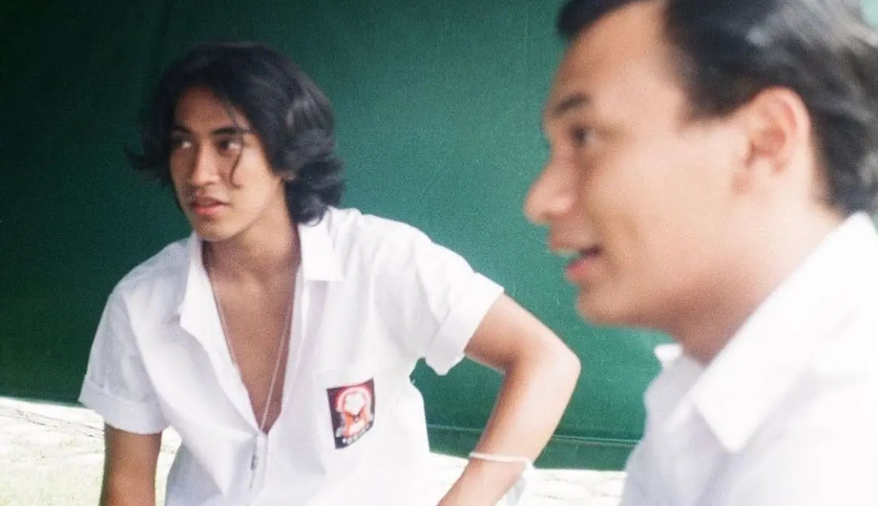 Ia beradu peran dengan beberapa bintang lain termasuk Yusuf Mahardika. Gaya mereka kompak jadi anak sekolah era 80an. [Instagram @abidzar73]