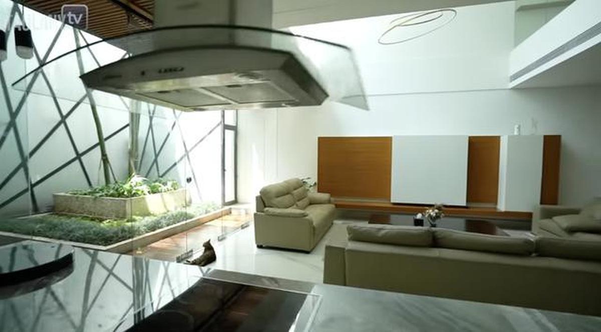 Potret Ruang TV Rumah Raditya Dika dan Anissa Aziza, Desain Modern Minimalis