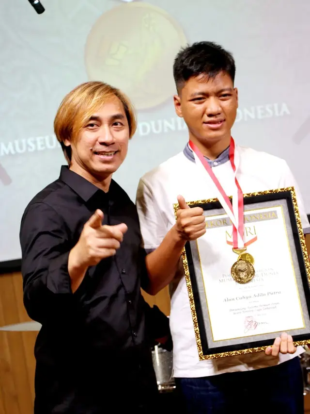 Chandra, eks drummer grup band Wong Pitoe bersama Alan Cahya Adipa Putra.