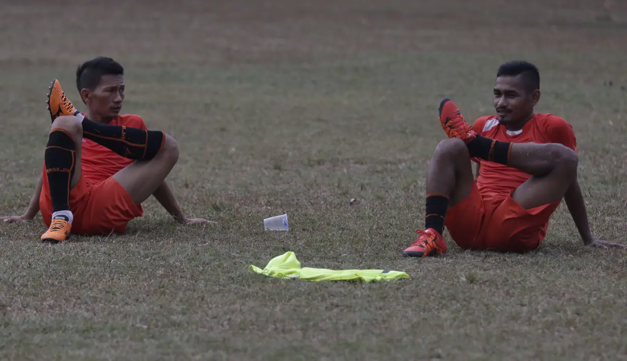 Pemain Persija, Ismed Sofyan dan Ramdani Lestaluhu berlatih jelang turnamen Piala Jenderal Sudirman di Lapangan National Youth Training Center, Sawangan, Depok, Jawa Barat, Senin (2/11/2015). (Bola.com/Vitalis Yogi Trisna)