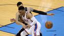 Pebasket  San Antonio Spurs, Danny Green (14) dihadang pebasket  Thunder, Russell Westbrook (0) pada lanjutan NBA Playoffs game ke-6 semifinal wilayah barat di Chesapeake Energy Arena,Oklahoma City, (12/5/2016). (Mark D. Smith-USA TODAY Sports)