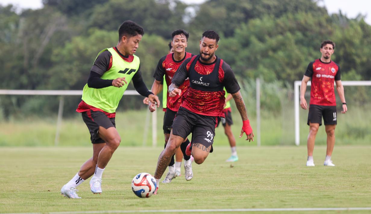 Rio Fahmi (kiri) mencoba melawati Maxwell Souza pada saat sesi latihan Persija Jakarta yang bertempat di Persija Training Ground, Bojongsari, Rabu (5/11/2025).
