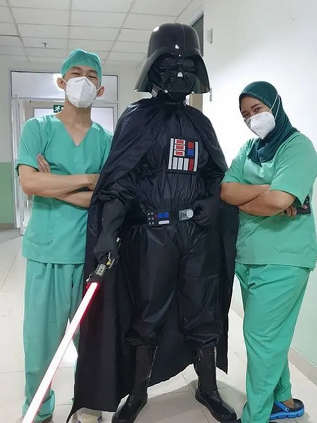 dokter kenakan APD superhero