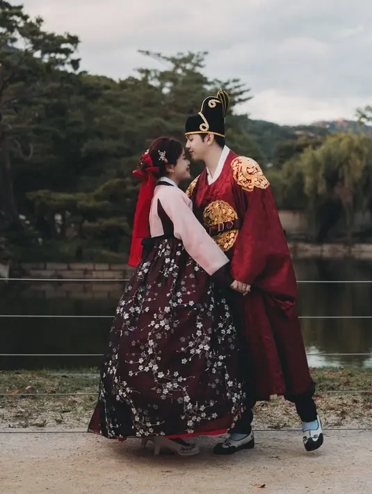 Brisia Jodie tampak anggun bak ratu Korea di jaman Joseon saat mengenakan hanbok. Ia memilih hanbok warna pink dengan rok warna coklat dihiasi bordiran bunga.  [@brisiajodie96]