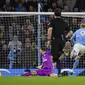 Erling Haaland dari Manchester City, kanan, mencetak gol pembuka timnya saat pertandingan sepak bola Liga Premier Inggris antara Manchester City dan Brentford di stadion Etihad di Manchester, Inggris, Selasa, 20 Februari 2024. (AP Photo/Rui Vieira)