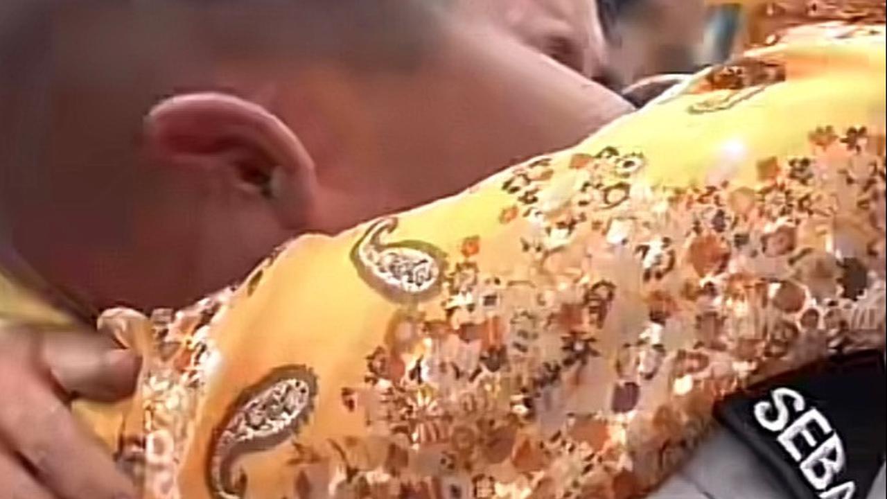 Orang tua para polisi ini tak kuasa menahan haru saat melihat anaknya lulus. Seperti ibu ini yang langsung memeluk sang anak. Ibu ini juga menangis di hadapan anaknya.