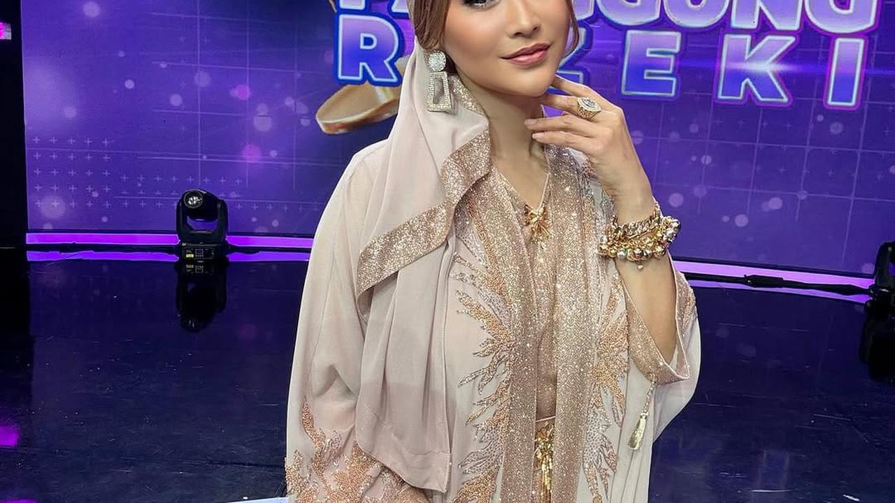 5 Gaya Makeup dan Fashion Cetar Inul Daratista di Atas Panggung
