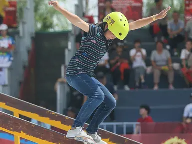 Momiji Nishiya dari Jepang beraksi melintasi trek besi saat mengikuti skateboarding semi final wanita di International Skateboarding Open di Qingfeng di provinsi Henan, China (7/9/2019). (AFP Photo/STR)