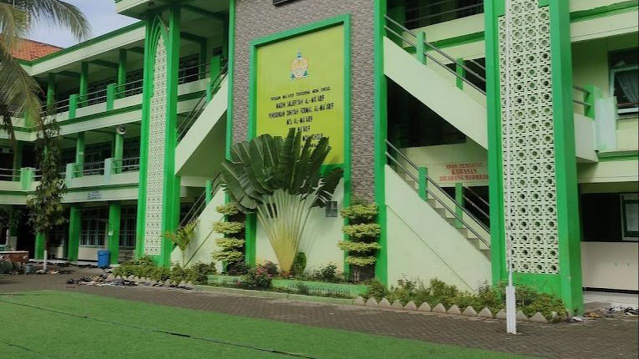 Bakar Pondok Pesantren