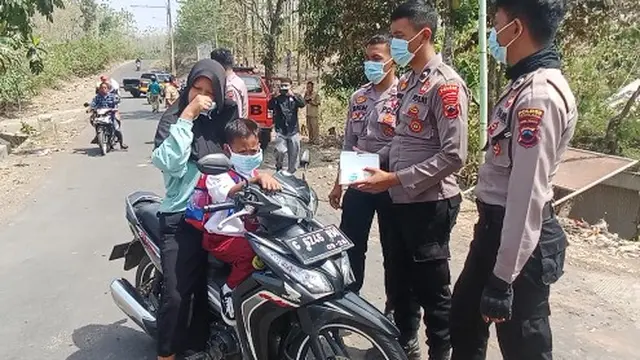 Polres Pemalang bekerja sama dengan Dinkes gelar pengobatan gratis antisipasi dampak kebakaran TPA di Dusun Pesalakan Desa Pegongsoran. (Foto: Liputan6.com/Polres Pemalang)