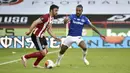 Pemain Sheffield United Enda Stevens (kiri) menggiring bola mencoba melewati pemain Everton Theo Walcott pada pertandingan Premier League di Bramall Lane, Sheffield, Inggris, Senin (20/7/2020). Everton menang 1-0. (AP Photo/Rui Vieira, Pool)