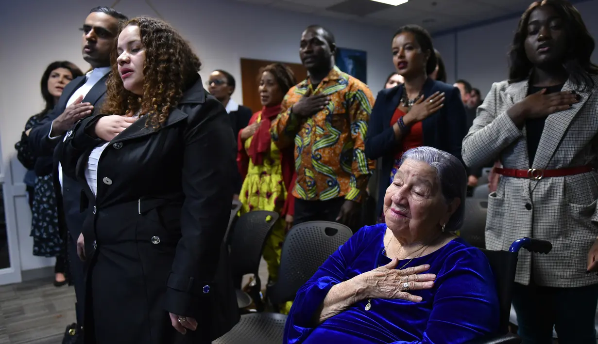 Maria Valles Bonilla mengambil sumpah kewarganegaraannya di kantor Citizenship and Immigration Services AS di Fairfax, Virginia, 6 November 2018. Nenek 106 tahun itu memperoleh kewarganegaraan AS saat pelaksanaan Pemilihan Umum Sela. (MANDEL NGAN/AFP)
