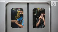 Penumpang berada di dalam rangkaian KRL di Stasiun KRL Commuter Line Sudirman, Jakarta, Jumat (30/12/2022). Menteri Perhubungan (Menhub) Budi Karya Sumadi memastikan bahwa tarif KRL Commuter Line tidak akan mengalami kenaikan pada 2023 mendatang. Namun, skema pembayarannya akan dipisah antara penumpang yang mampu dan kurang mampu melalui tiket kartu. (Liputan6.com/Faizal Fanani)