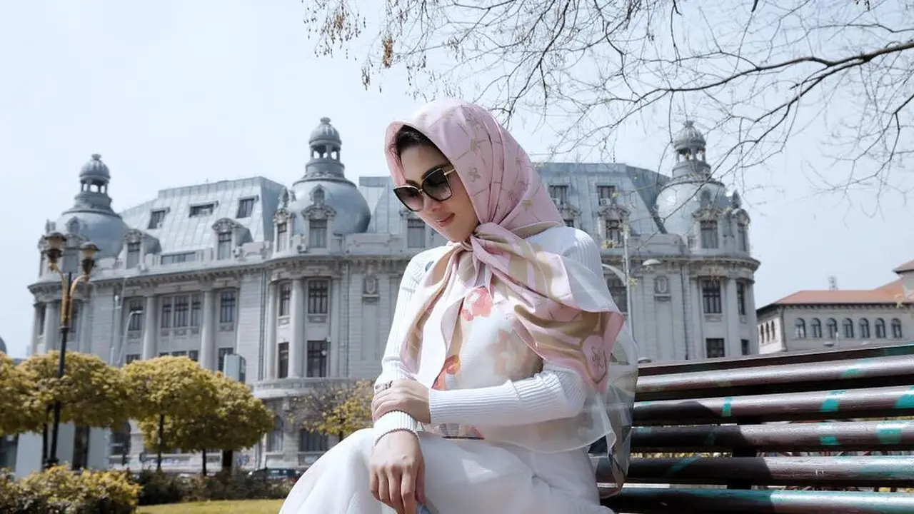 [Bintang] Pakai Hijab, Syahrini Hanya Kenakan Kosmetik Ini untuk Tampil Cantik di Ramadan 2018