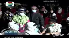 Ratusan pengunjung yang sedang asyik di kafe maupun restoran yang berada di Jl. Khairil Anwar, Surabaya dirazia petugas gabungan Satpol PP, Linmas, dan polisi, seluruh pengunjung wajib rapid test di tempat.