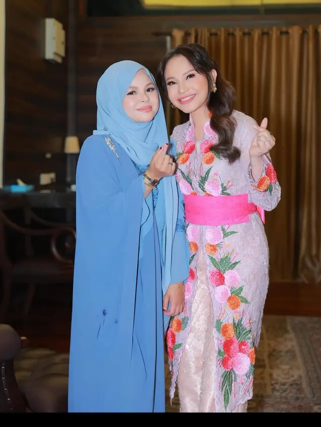 Pesona Awet Muda Rossa di Usia 47 Tahun, Tampil Anggun dengan Pinkish Makeup dan Kebaya Floral