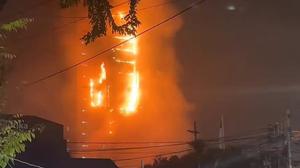 Gedung Bapenda DKI Kebakaran, 13 Unit Mobil Damkar Diterjunkan