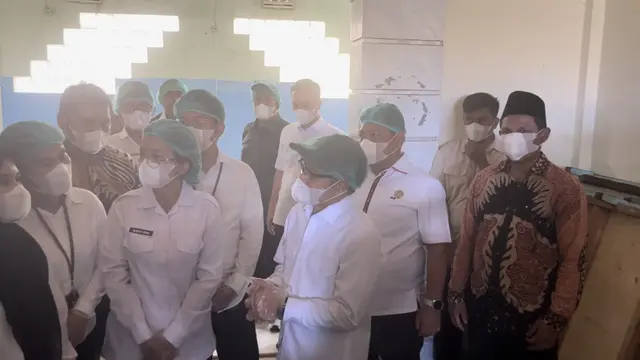 Menko Pemberdayaan Masyarakat (PM) Muhaimin Iskandar meninjau salah satu stasiun pelayanan pemenuhan gizi (SPPG) di Tapanuli Tengah.