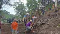 Penggalian kuburan massal bayi inses di Kelurahan Tanjung, Kecamatan Purwokerto Selatan, Kabupaten Banyumas, Kamis 22 Juni 2023. (Foto: Liputan6.com/Rudal Afgani Dirgantara)