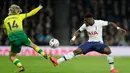 Bek Tottenham Hotspur, Serge Aurier berebut bola dengan pemain Norwich City, Todd Cantwell pada putaran kelima Piala FA di Tottenham Stadium, Rabu (4/3/2020). Langkah Tottenham di Piala FA 2019/2020 terhenti setelah kalah adu penalti 2-3 (1-1) dari Norwich. (AP/Kirsty Wigglesworth)