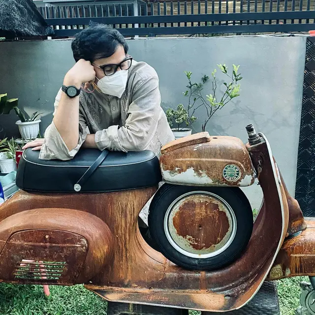 Tampil Keren, Ini 7 Gaya Vino G Bastian Riding dengan Vespa Klasik