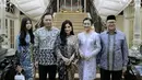 Kenakan kaftan. Aira juga menambah gaya tampilannya dengan hand bag dari Chanel. [Foto: Annisa Yudhoyono]