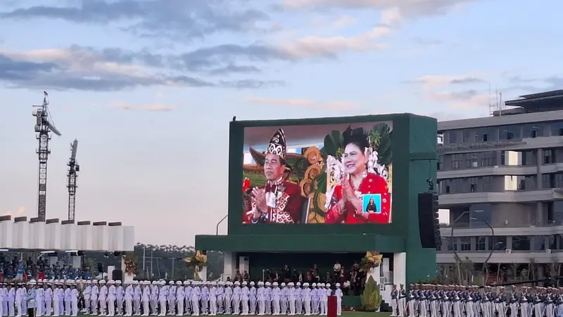 Pimpin Upacara Penurunan Bendera di IKN, Jokowi Pakai Baju Adat Banjar Bewarna Merah