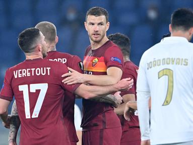 Striker AS Roma, Edin Dezko (tengah) merayakan gol pertama timnya yang dicetak ke gawang SC Braga dalam laga leg kedua babak 32 Besar Liga Europa 2020/21 di Olimpico Stadium, Kamis (25/2/2021). AS Roma menang 3-1 atas SC Braga dan lolos ke babak 16 Besar. (AFP/Alberto Pizzoli)